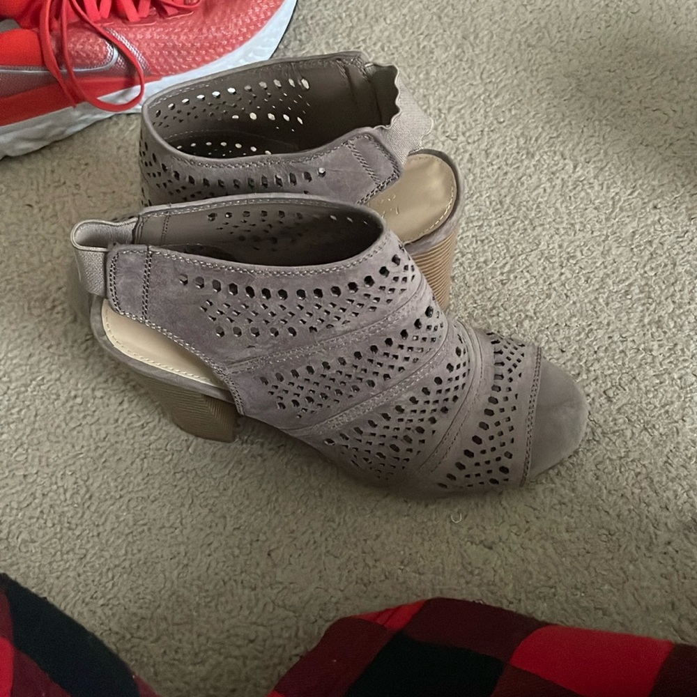 This is LC Lauren Conrad heels they are a size 9.5 but the do fit big.